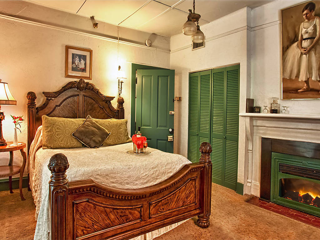 rentable room with queen size bed